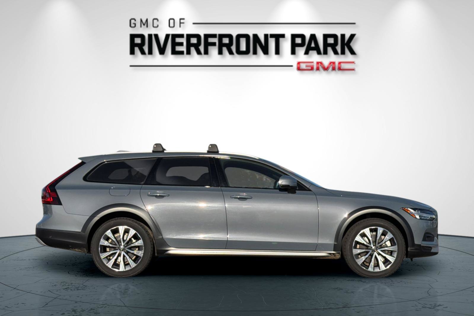 Used 2022 Volvo V90 B6 Cross Country AWD/4WD image 2