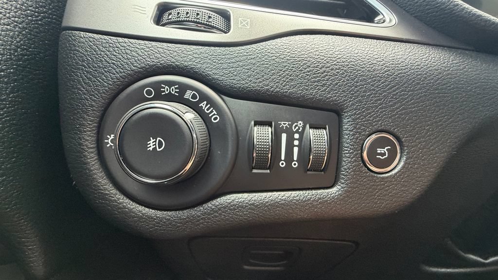 Used 2020 Jeep Cherokee Limited AWD/4WD image 30