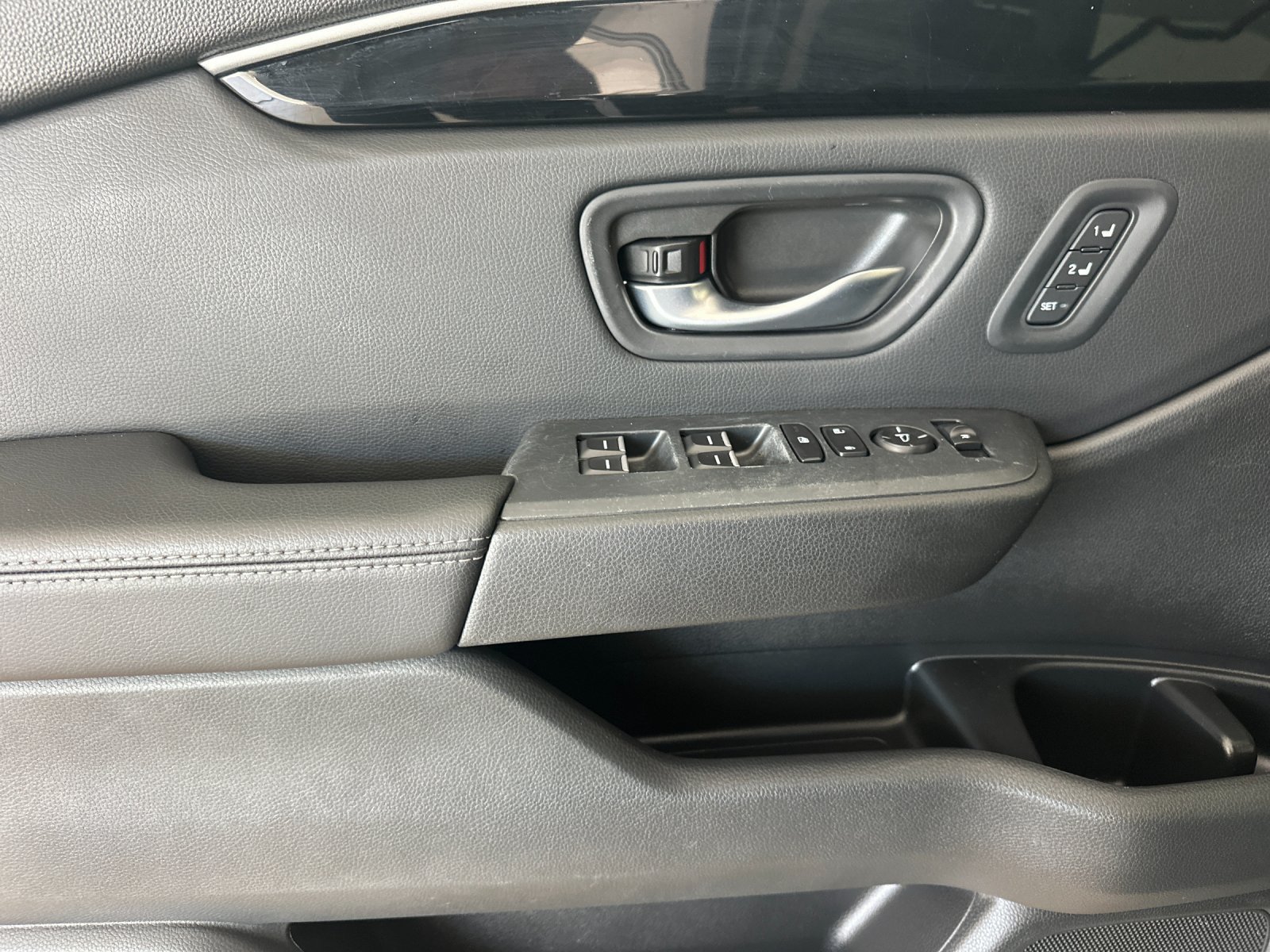 Used 2025 Honda Pilot Touring image 11