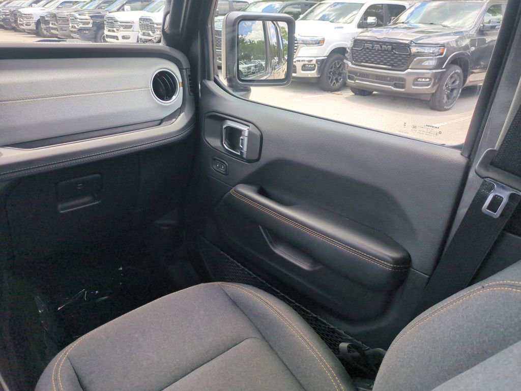 Used 2025 Jeep Wrangler Unlimited Sahara w/ Safety Group AWD/4WD image 18