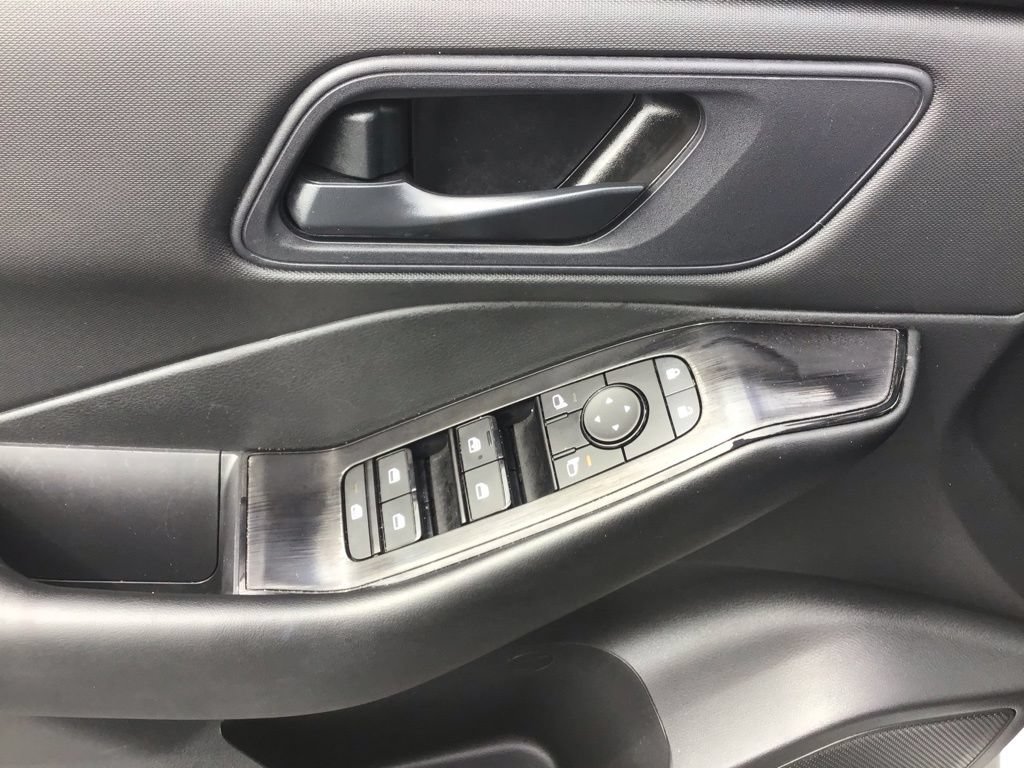 Used 2025 Nissan Rogue S FWD image 7
