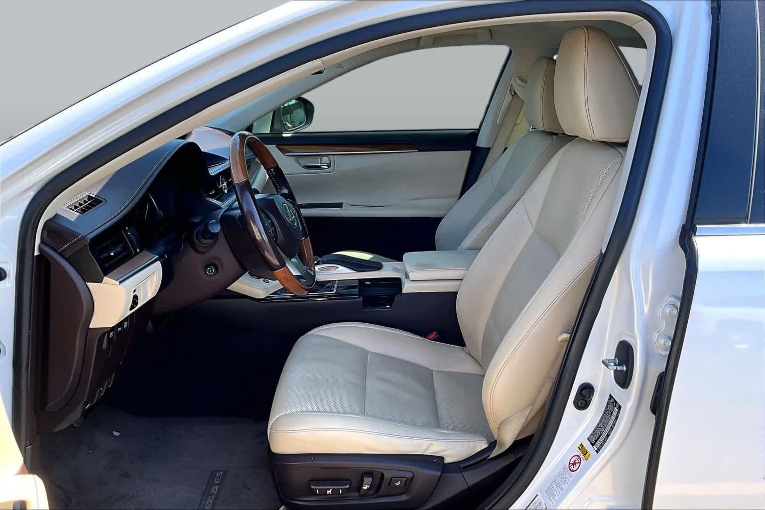 Used 2016 Lexus ES 300h w/ Navigation System Package FWD image 7