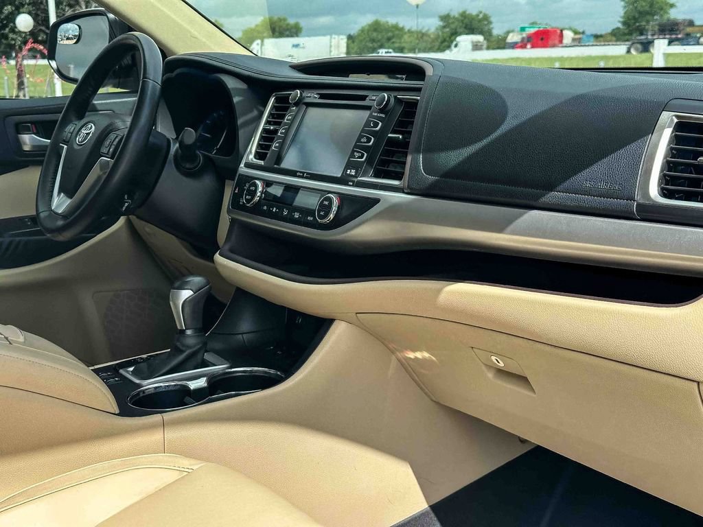 Used 2015 Toyota Highlander XLE FWD image 23