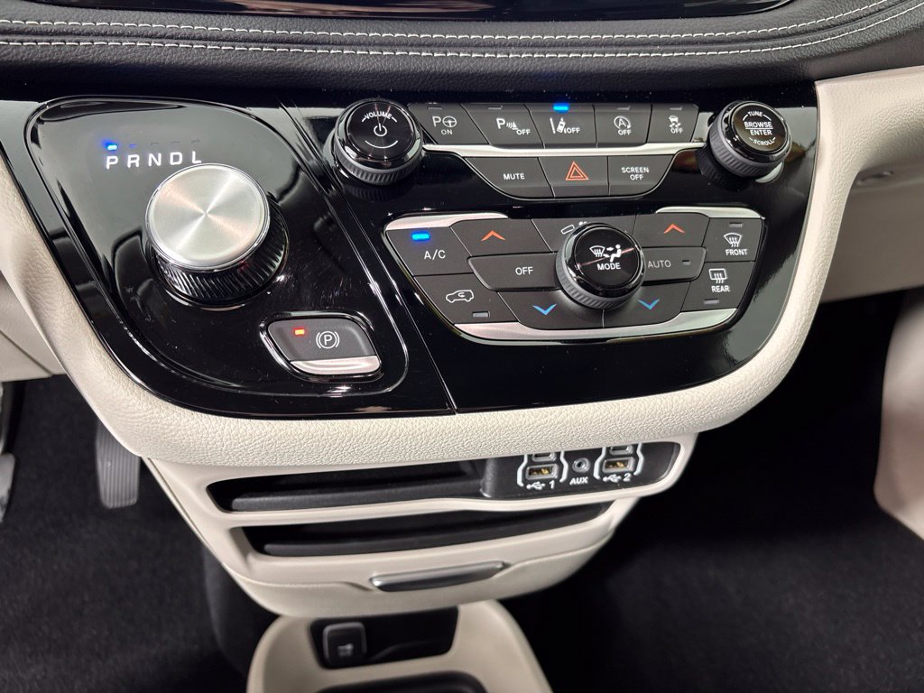 Used 2024 Chrysler Pacifica Touring-L w/ Road Tripper Package AWD/4WD image 33