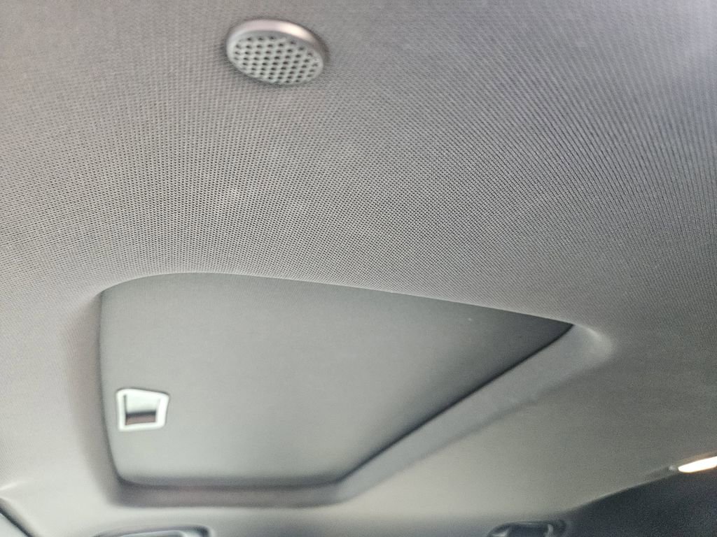 Used 2025 Chevrolet Trax RS w/ Sunroof Package FWD image 32
