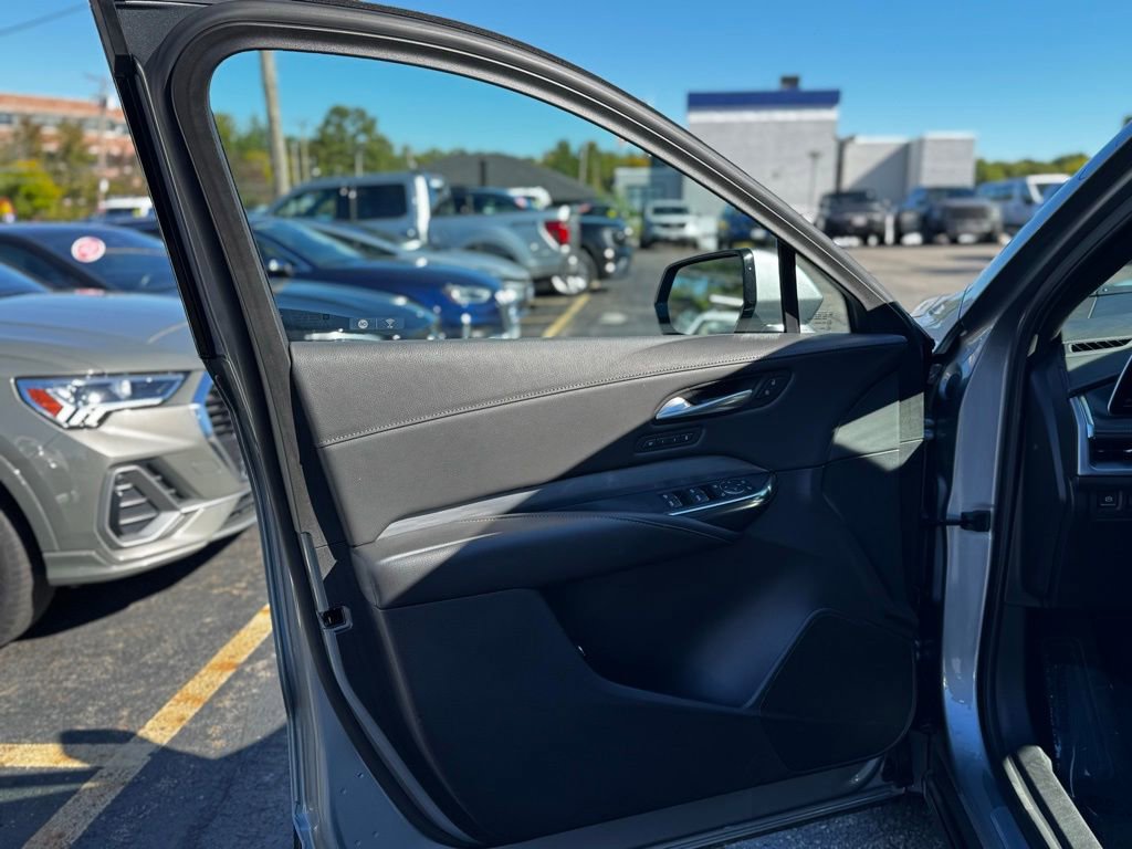 Used 2025 Cadillac XT4 Premium Luxury image 18