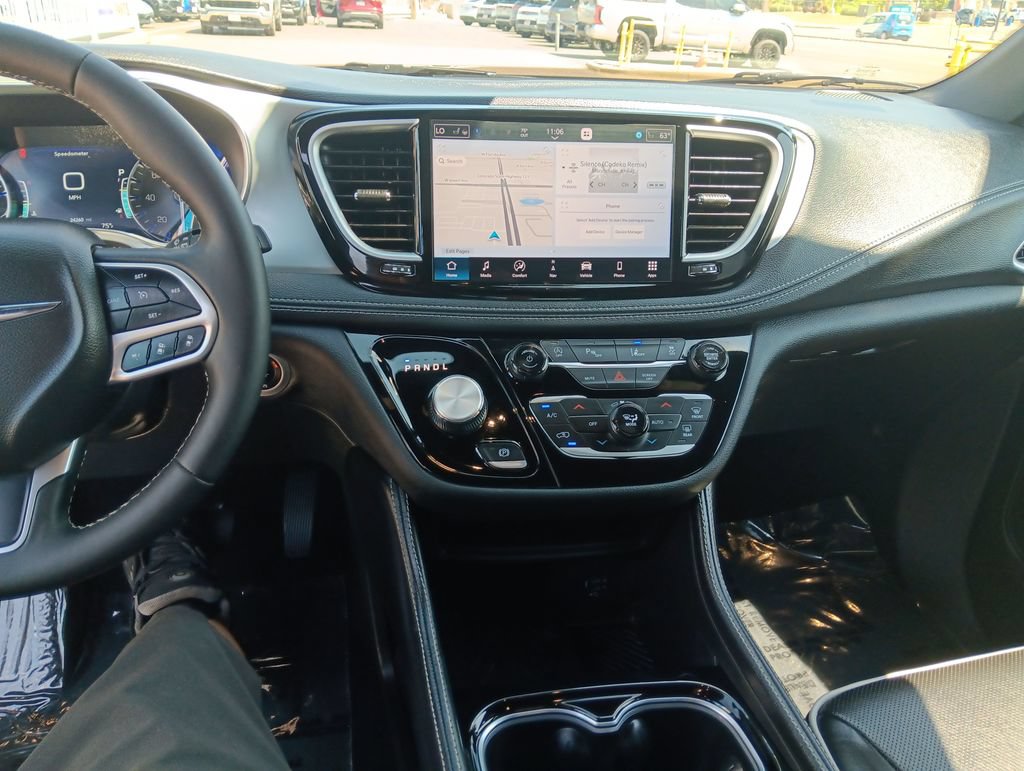 Used 2026 Chrysler Pacifica Limited FWD image 17