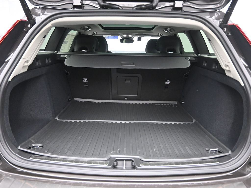 New 2025 Volvo V60 B5 Cross Country Plus w/ Protection Package Premier image 28