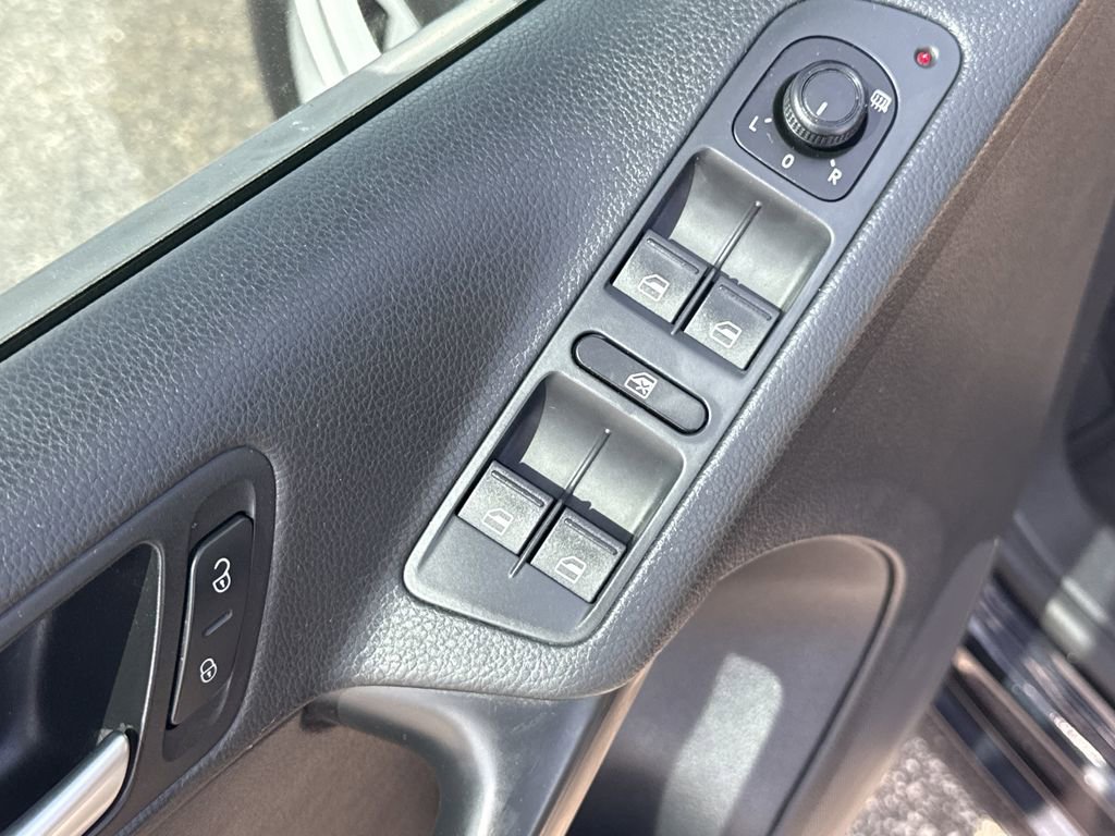 Used 2017 Volkswagen Tiguan S image 10