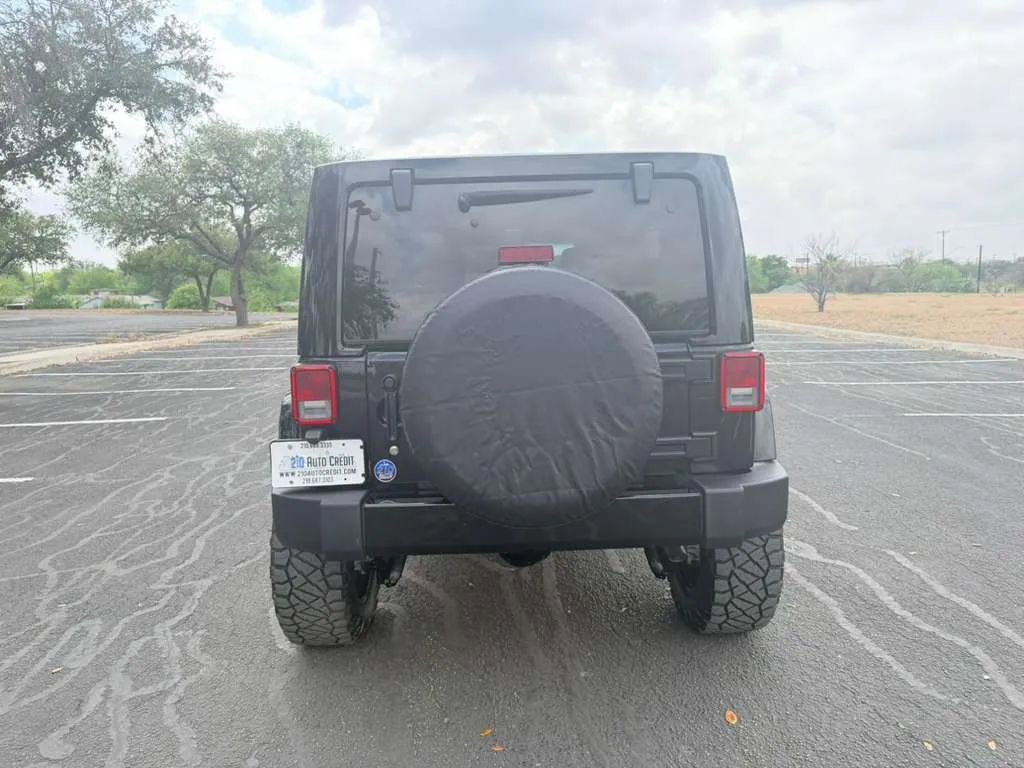 Used 2017 Jeep Wrangler Unlimited Sahara w/ Connectivity Group AWD/4WD image 6