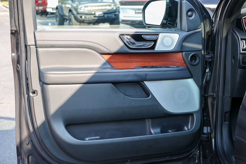 Used 2024 Lincoln Navigator Reserve AWD/4WD image 4