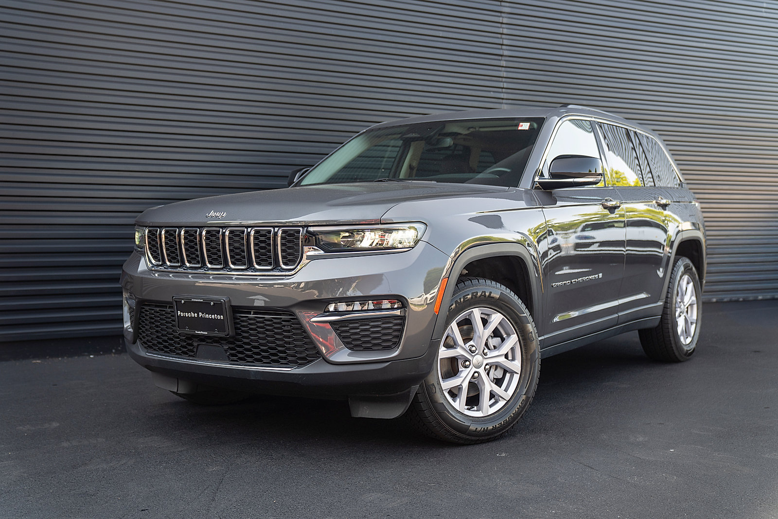 Used 2022 Jeep Grand Cherokee Limited AWD/4WD image 1