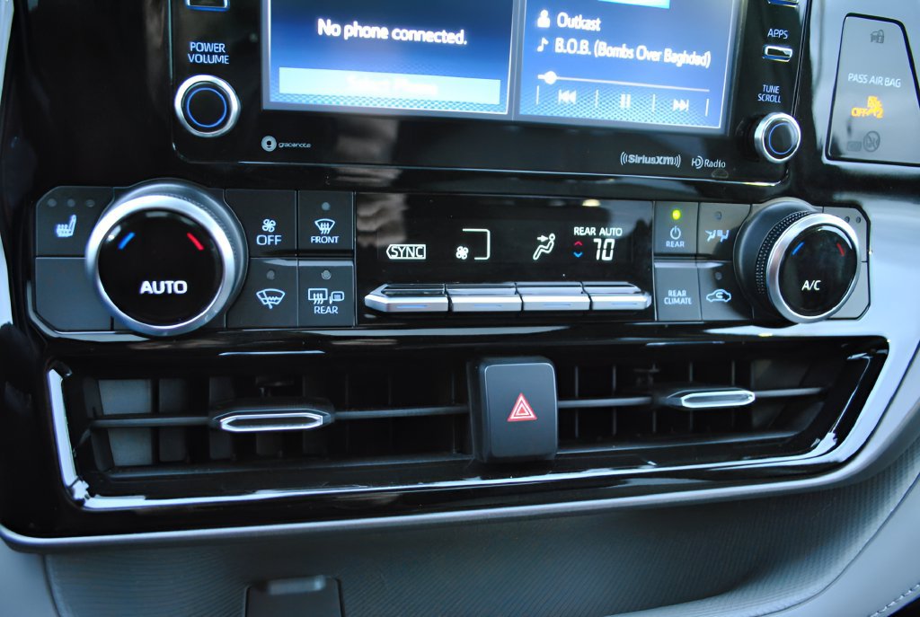 Used 2021 Toyota Highlander XLE AWD/4WD image 24