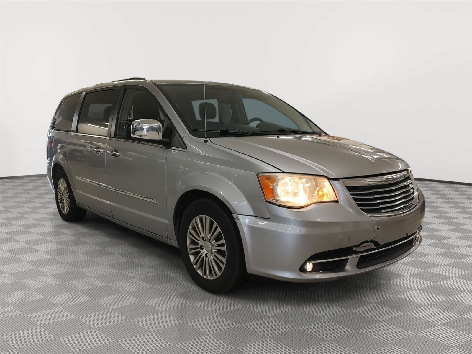 Used 2014 Chrysler Town & Country Touring-L w/ Trailer Tow Group FWD image 4