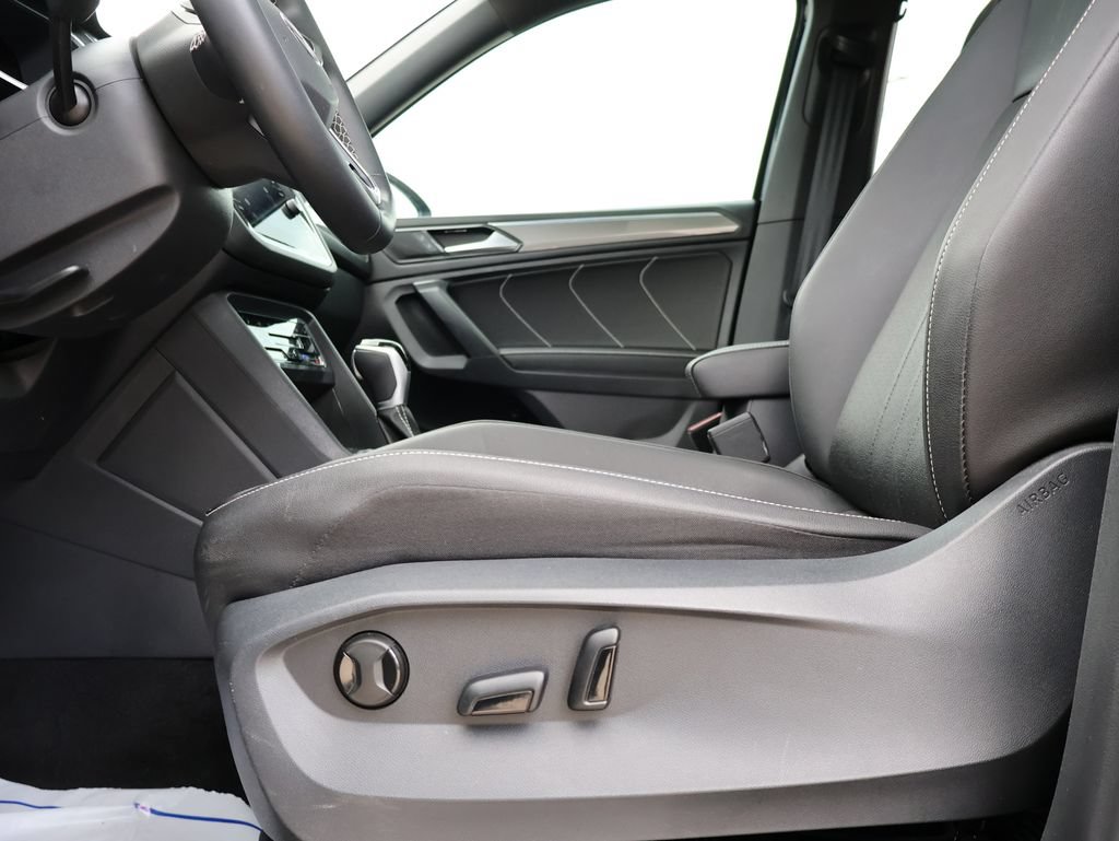 Certified 2023 Volkswagen Tiguan SE R-Line FWD image 39