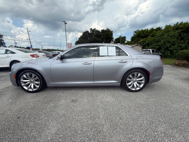 Used 2017 Chrysler 300 Limited image 1