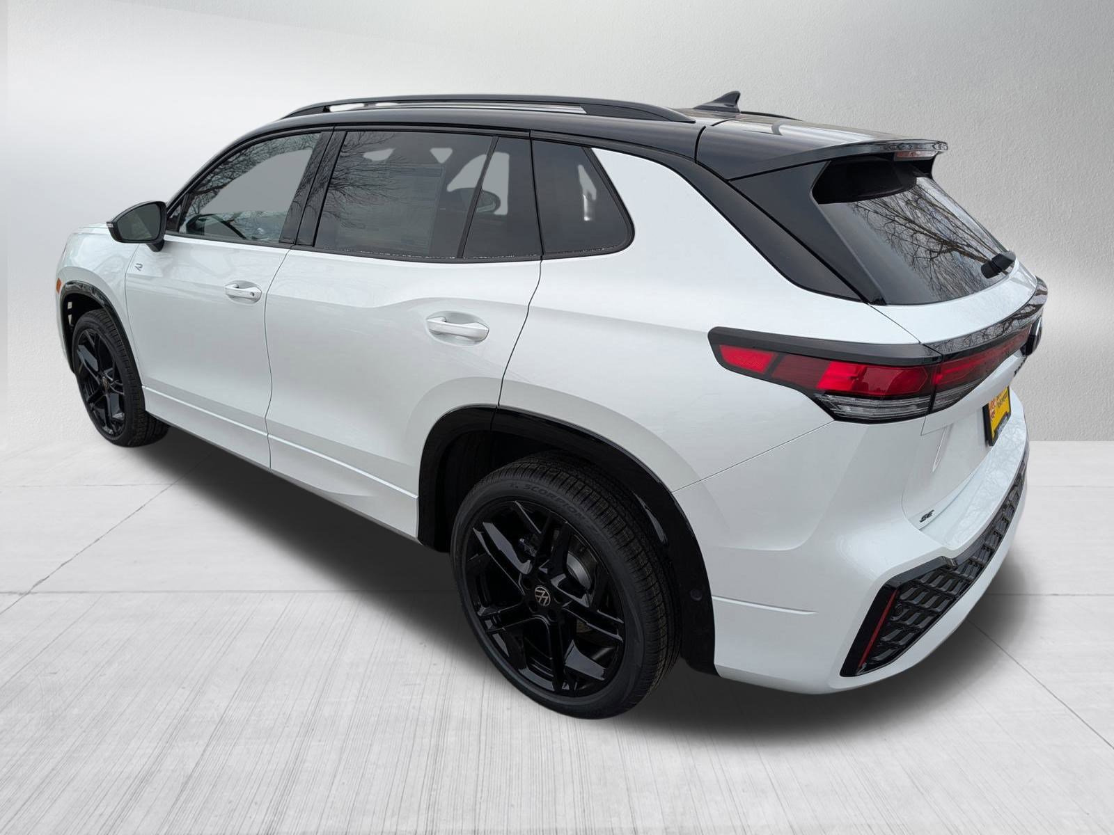 New 2026 Volkswagen Tiguan SE R-Line image 3