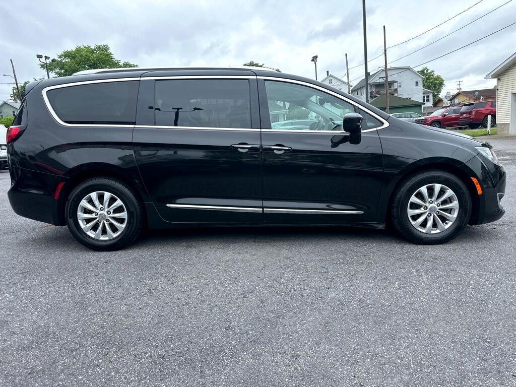 Used 2018 Chrysler Pacifica Touring-L Plus image 2