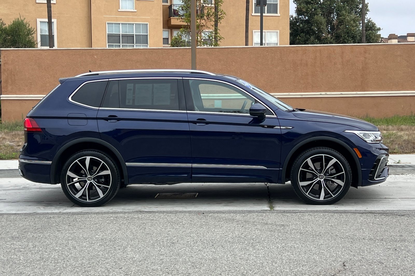 Used 2022 Volkswagen Tiguan SEL R-Line image 3