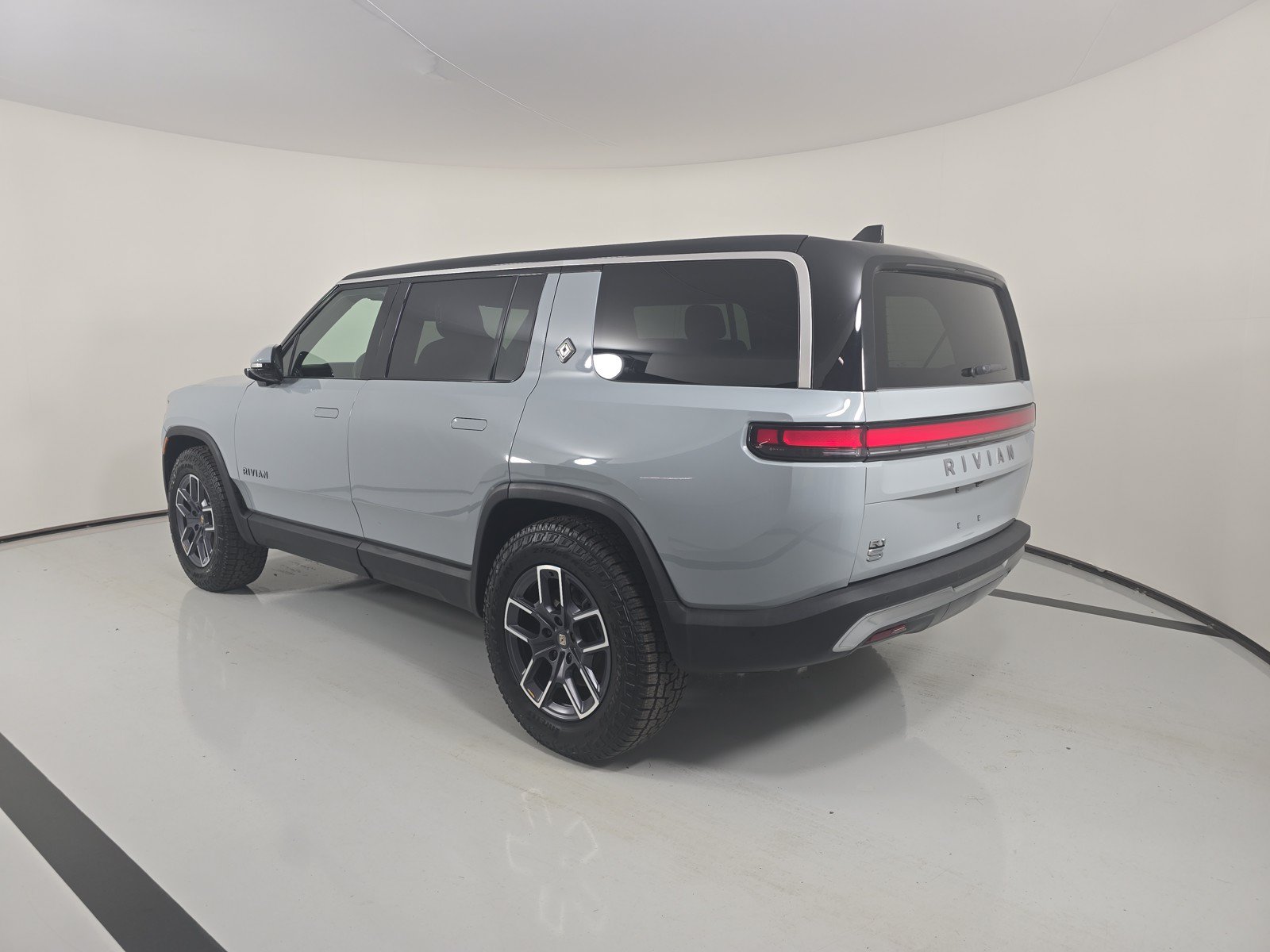 Used 2025 Rivian R1S Adventure AWD/4WD image 3