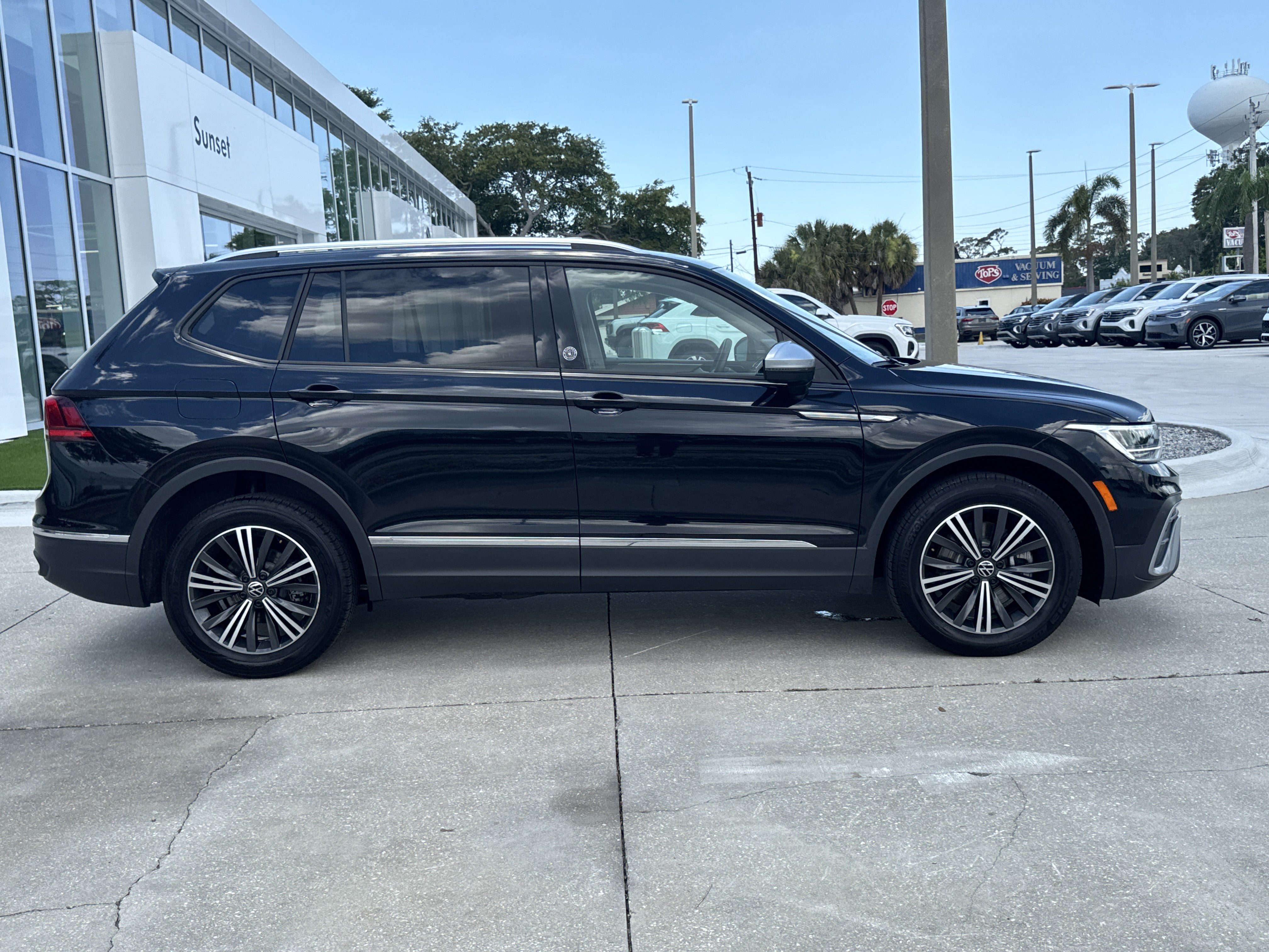 Certified 2024 Volkswagen Tiguan Wolfsburg Edition AWD/4WD image 3