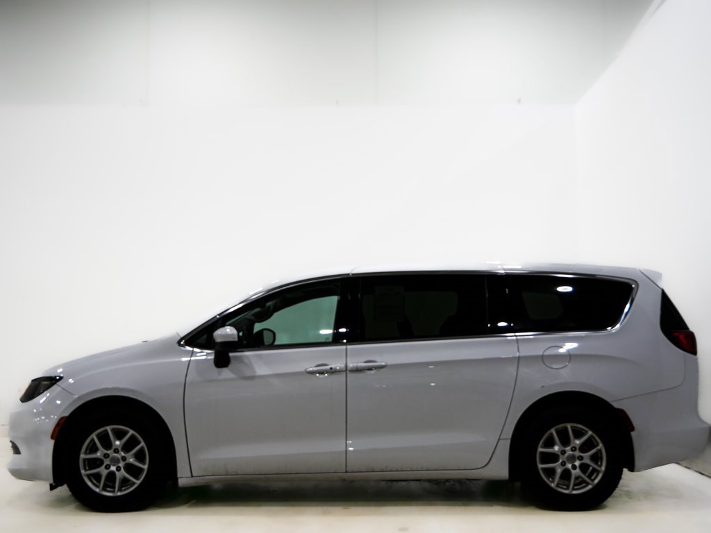 Used 2017 Chrysler Pacifica LX image 5