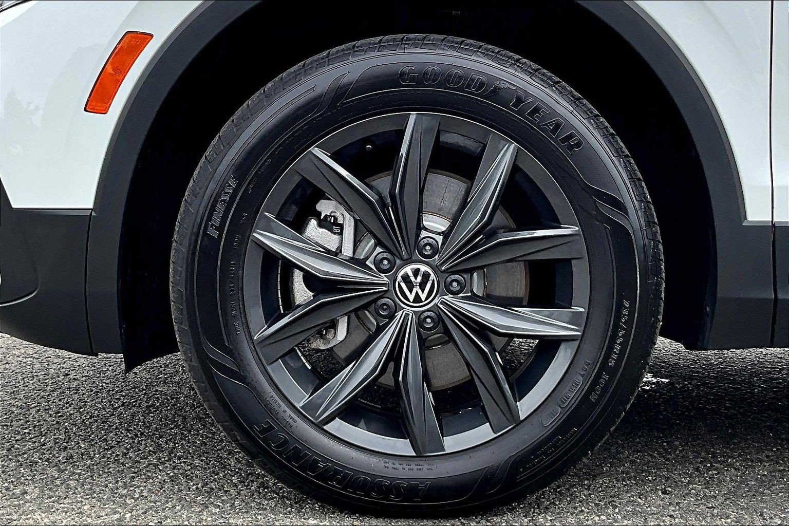 Used 2024 Volkswagen Tiguan SE w/ Panoramic Sunroof Package AWD/4WD image 8