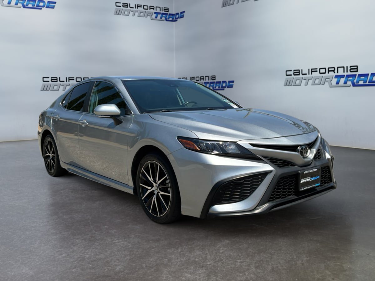 Used 2024 Toyota Camry SE FWD image 3