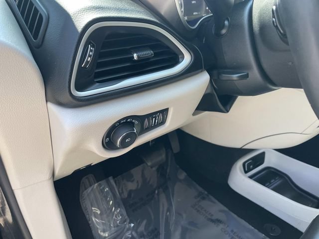Used 2024 Chrysler Pacifica Touring-L FWD image 22