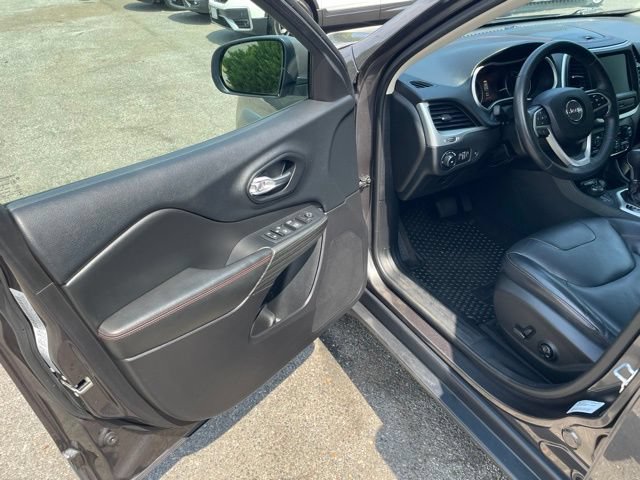 Used 2016 Jeep Cherokee Trailhawk w/ Comfort/Convenience Group AWD/4WD image 10