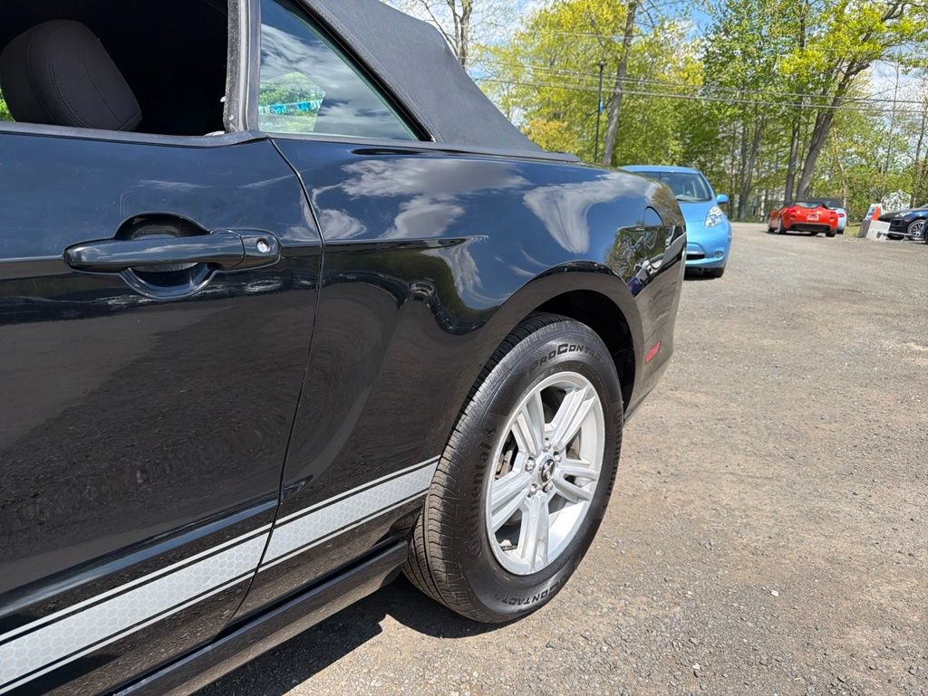 Used 2014 Ford Mustang Convertible RWD image 13