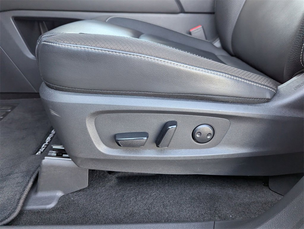 Used 2024 Nissan Pathfinder SL w/ SL Premium Package image 11