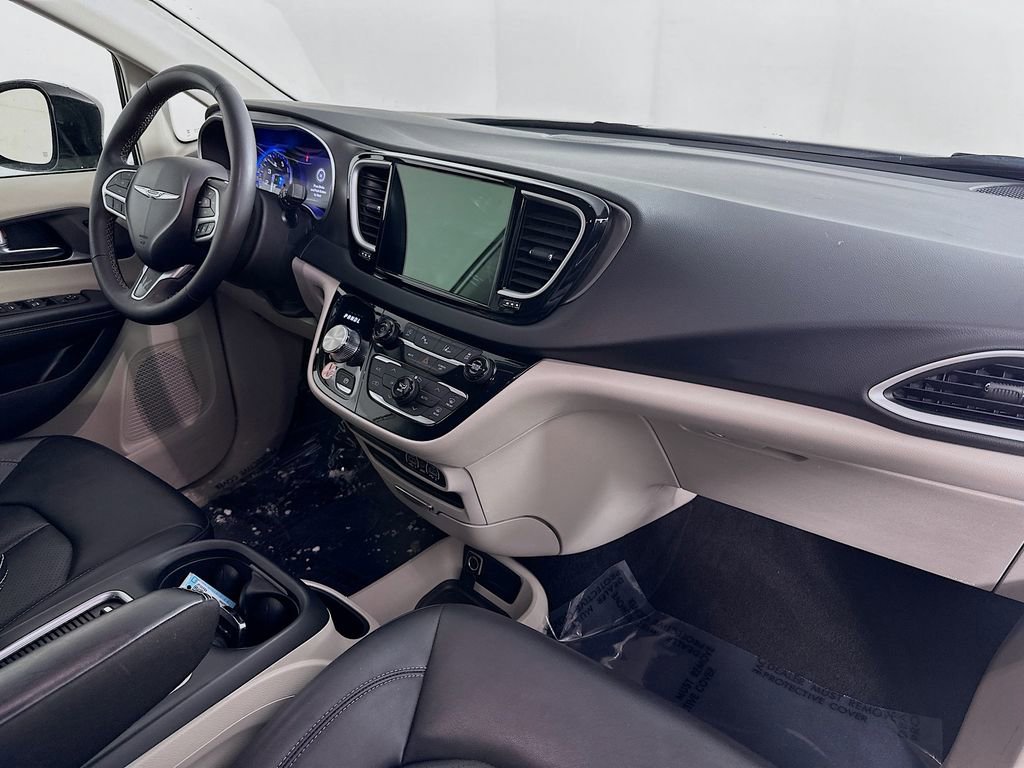 Certified 2024 Chrysler Pacifica Touring-L image 40