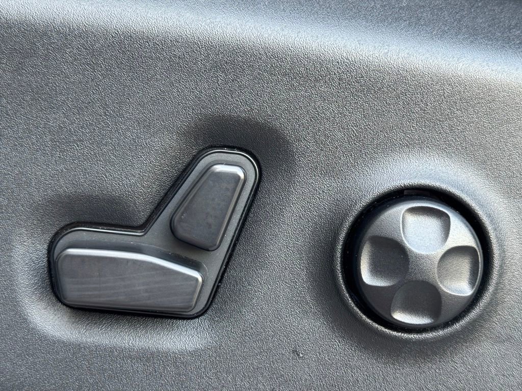 Used 2024 Chrysler Pacifica Touring-L image 21