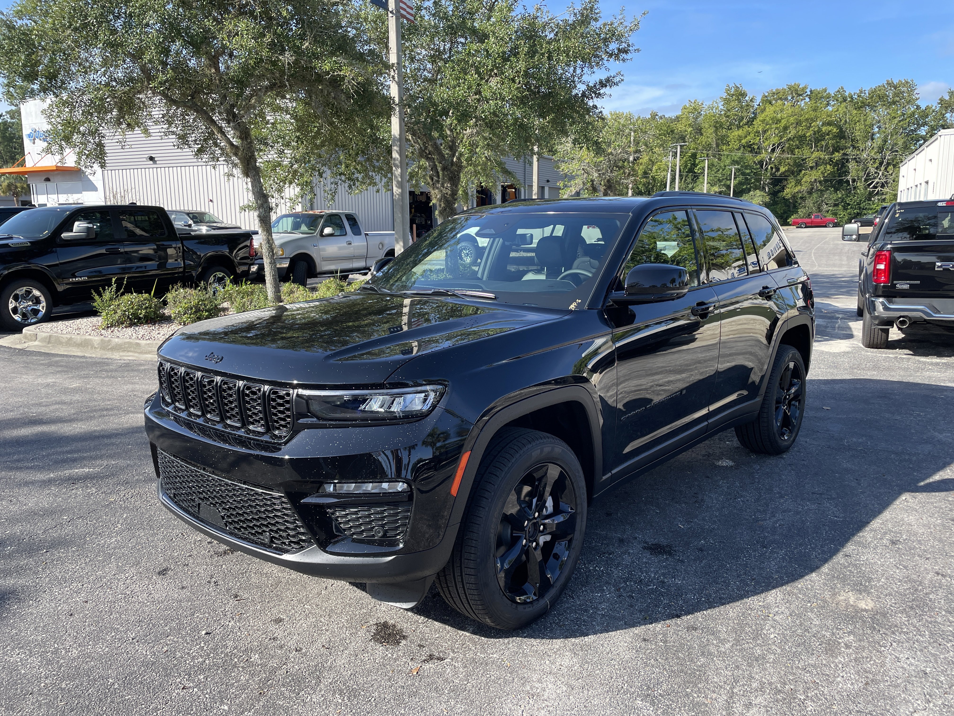 New 2025 Jeep Grand Cherokee Limited w/ Luxury Tech Group II image 3