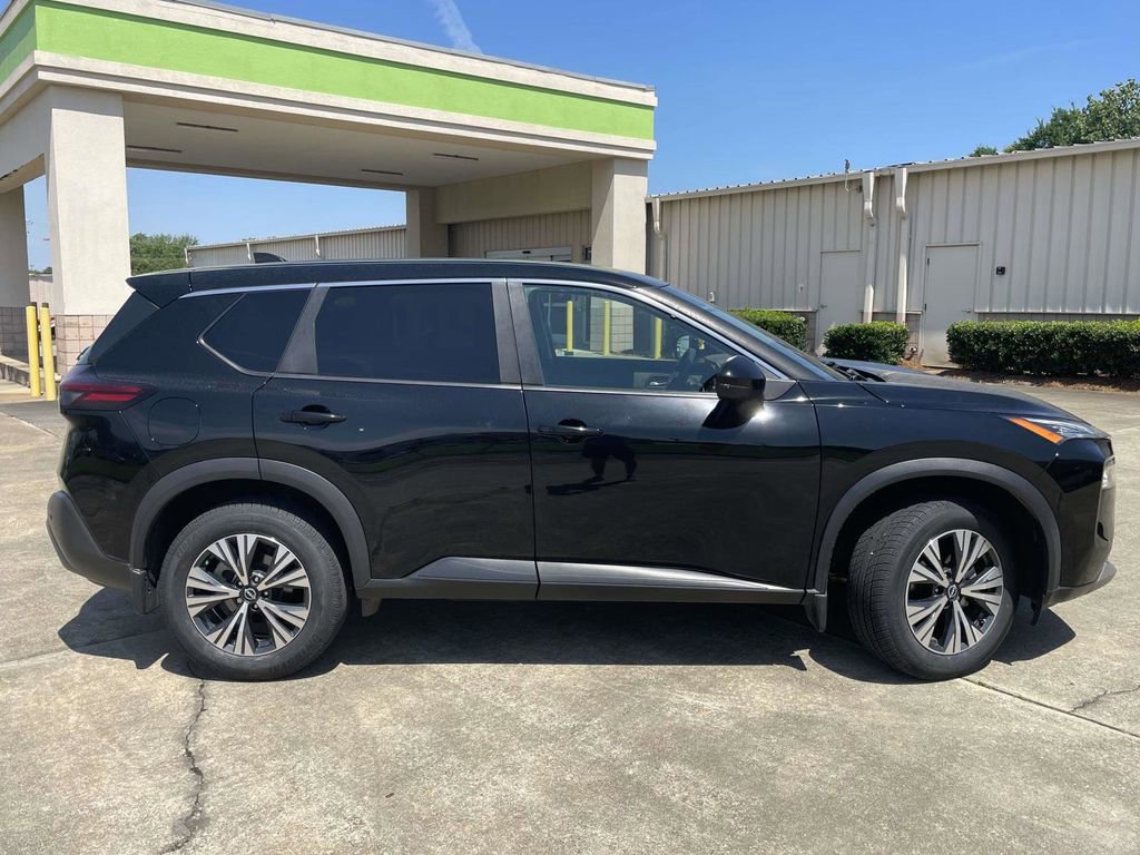 Used 2022 Nissan Rogue SV FWD image 2