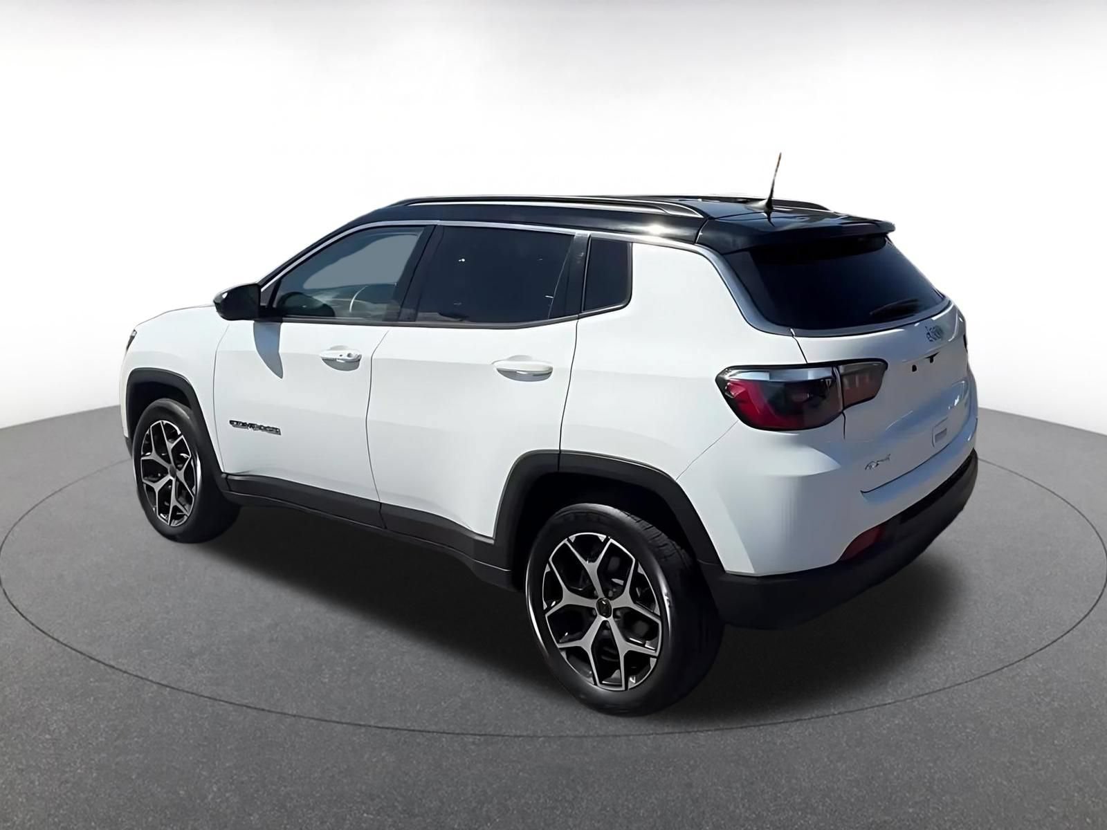 Used 2025 Jeep Compass Limited AWD/4WD image 10