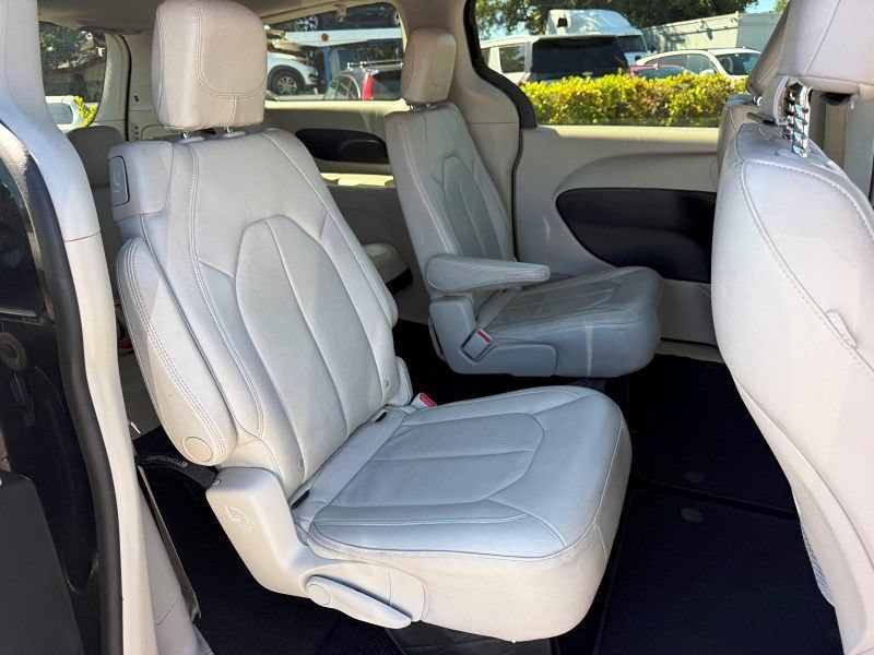 Used 2017 Chrysler Pacifica Touring-L FWD image 16