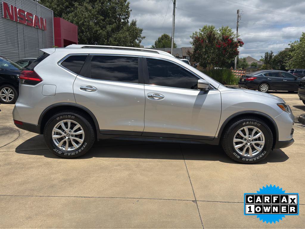 Used 2017 Nissan Rogue SV w/ SV Premium Package FWD image 2