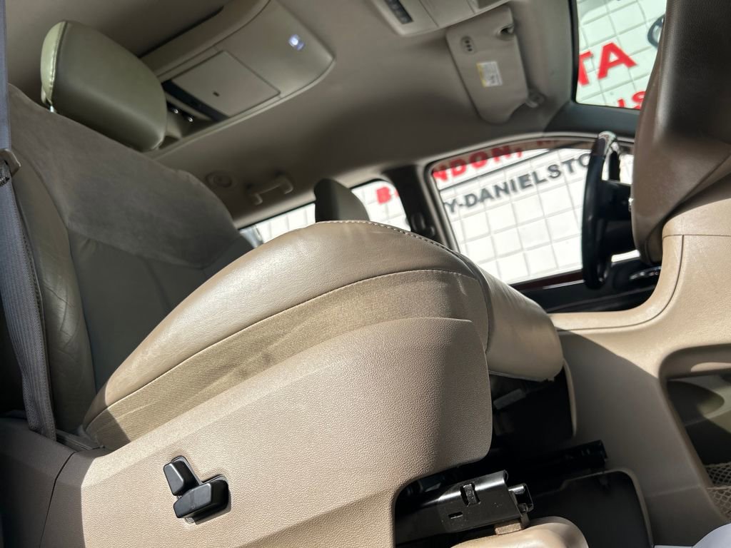 Used 2013 Chrysler Town & Country Limited image 27