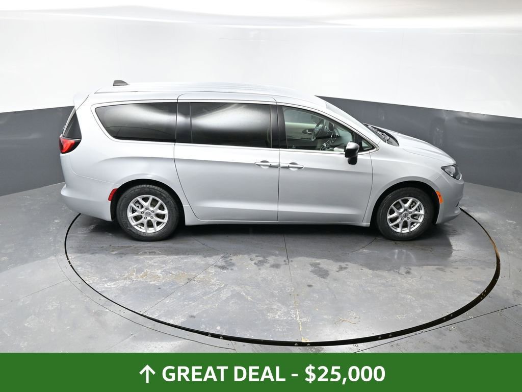 Used 2024 Chrysler Voyager LX image 42