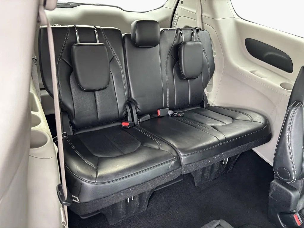 Used 2024 Chrysler Pacifica Touring-L image 30