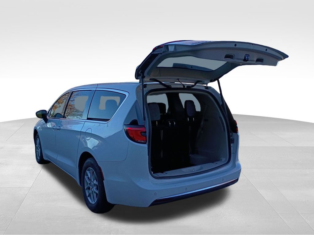 Used 2023 Chrysler Pacifica Touring-L image 29
