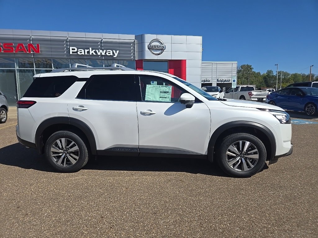 New 2025 Nissan Pathfinder SL w/ Black Appearance Package image 8