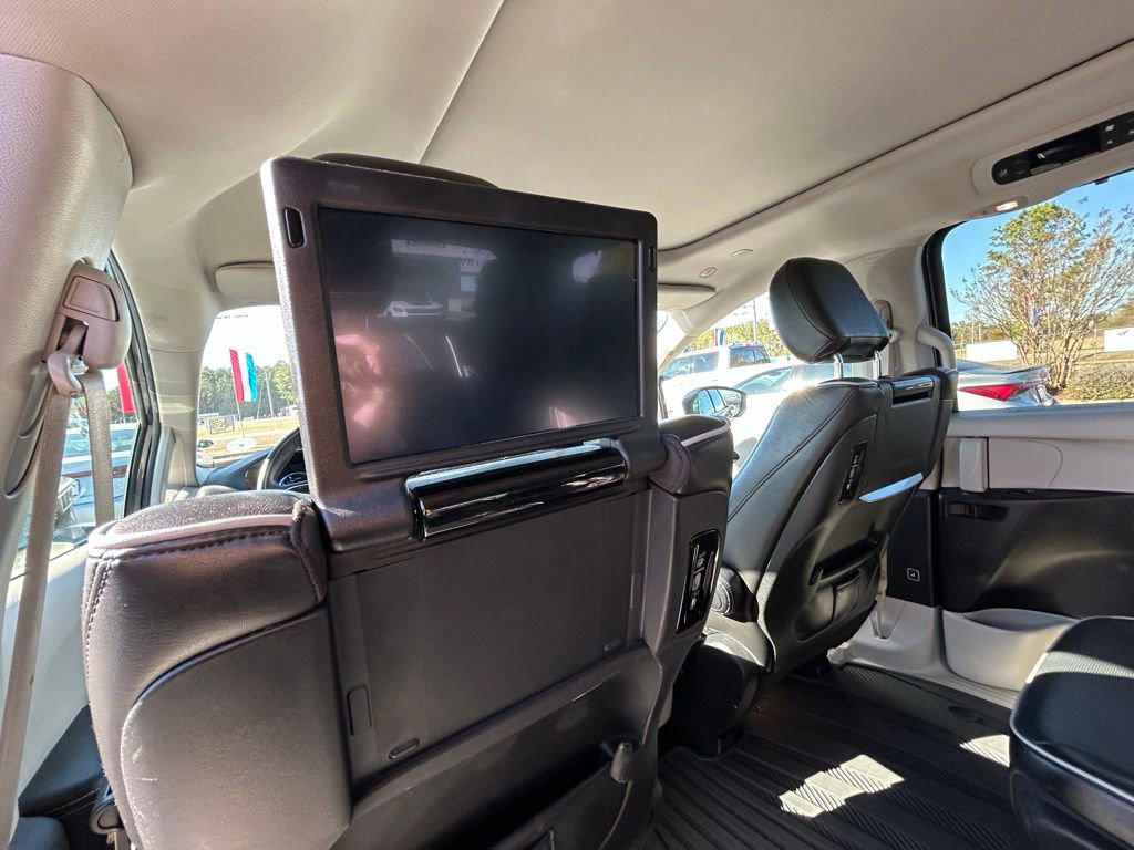 Used 2022 Chrysler Pacifica Limited w/ Uconnect Theater Family Group image 21