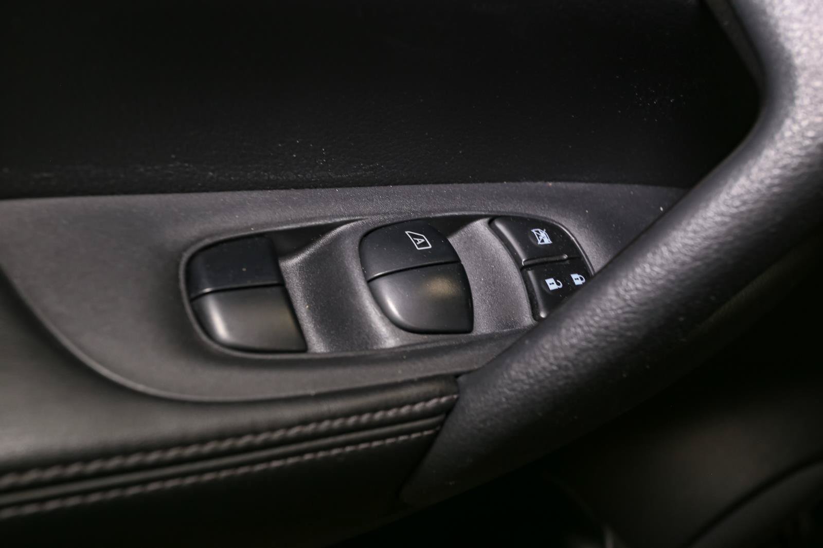 Used 2017 Nissan Rogue SL AWD/4WD image 40