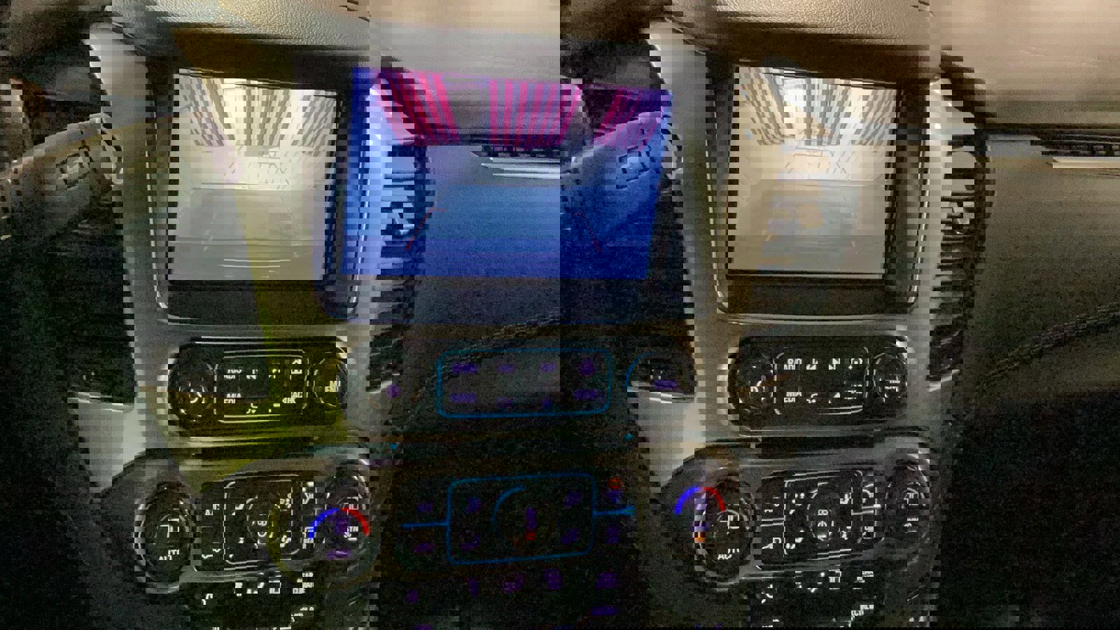 Used 2018 Chevrolet Suburban LT image 16