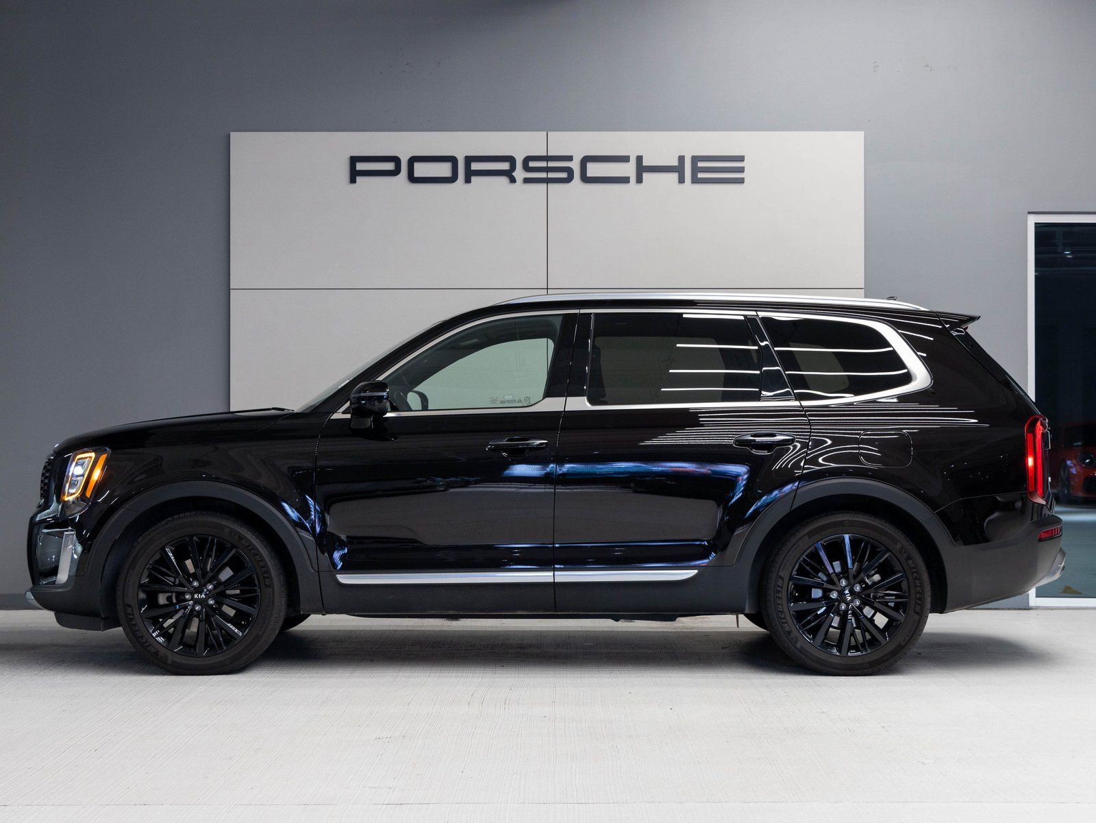 Used 2020 Kia Telluride SX w/ SX Prestige Package image 2