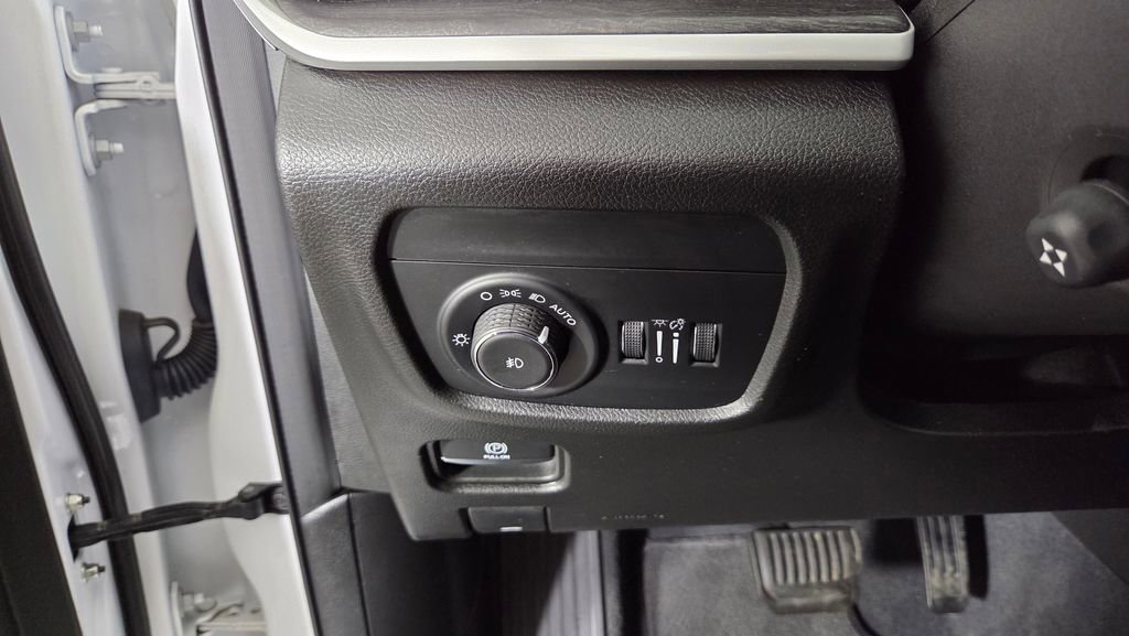 Used 2023 Jeep Grand Cherokee Limited w/ Luxury Tech Group II image 19