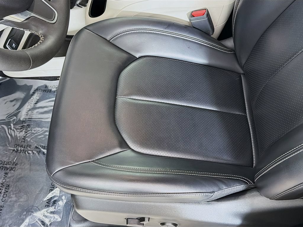 Used 2023 Chrysler Pacifica Touring-L AWD/4WD image 24